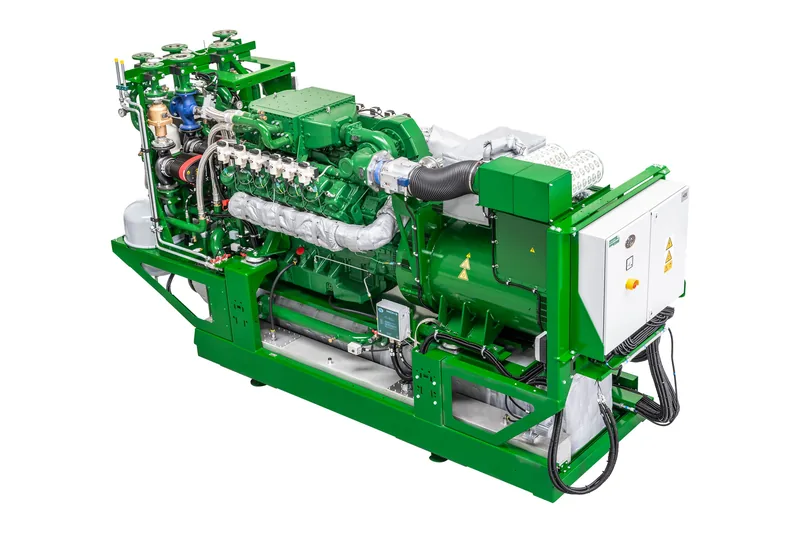 Planta de cogeneración 2G aura: motor a gas y generador montados sobre bancada, con tablero eléctrico al costado
