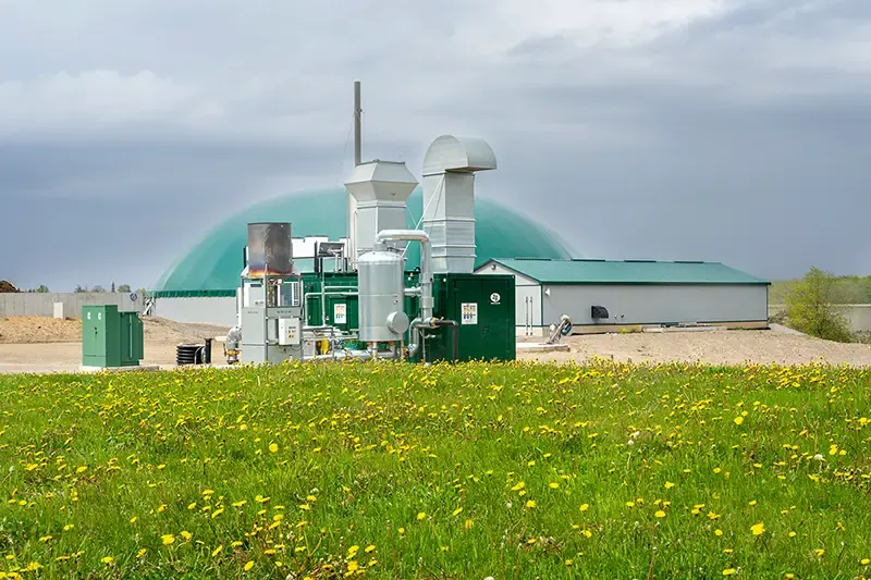 Planta de cogeneración 2G junto a los digestores de cúpula verde de una planta de biogás agrícola