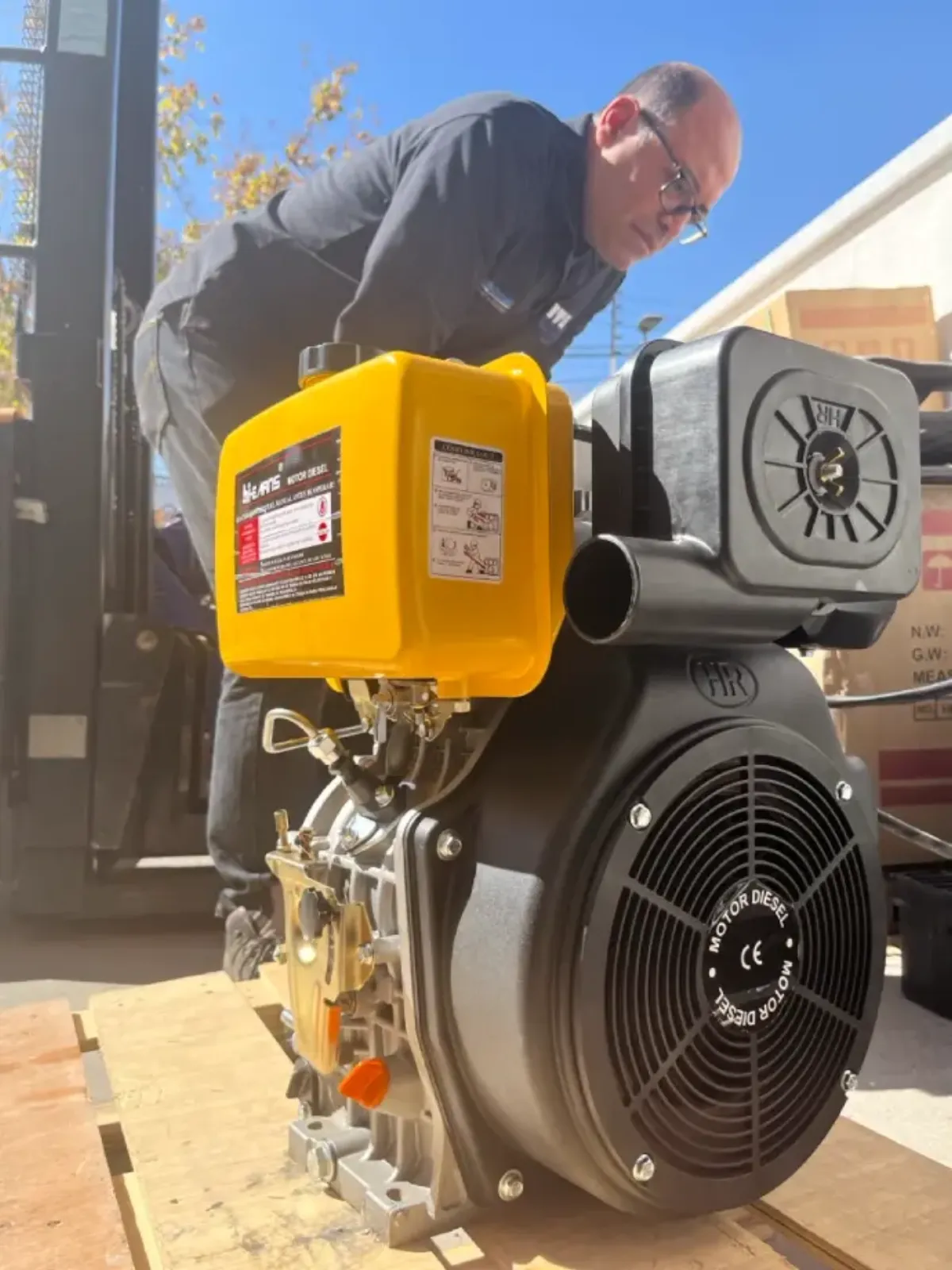 Motor diesel estacionario Hi-Earns enfriado por aire, instalado en terreno junto al equipo que acciona