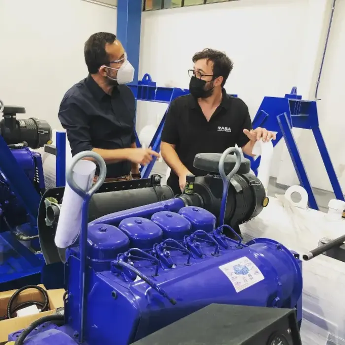 Técnicos de Rasa Motores revisando un motor diesel refrigerado por aire en el taller