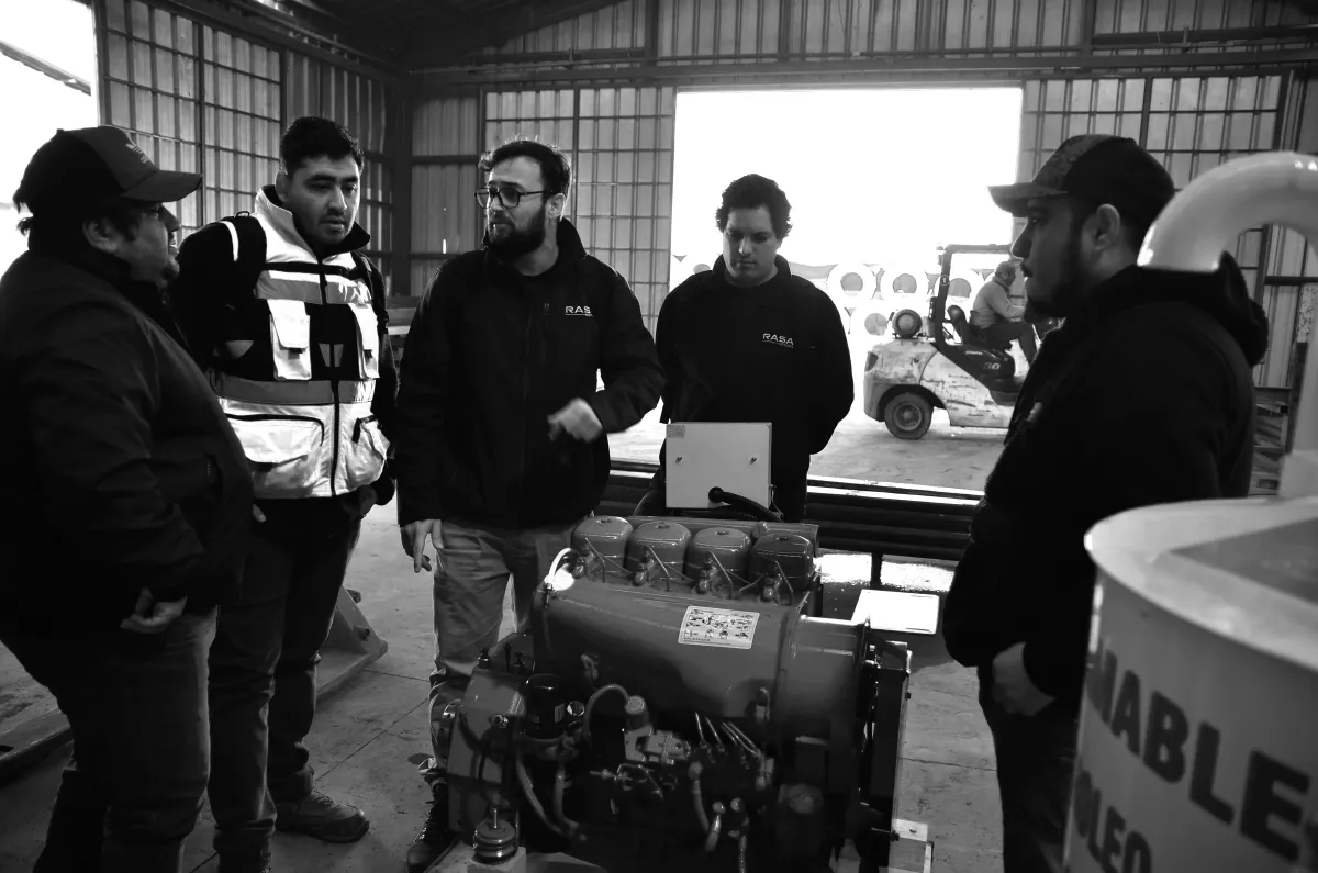 Equipo técnico de Rasa Motores revisando un motor diesel industrial en el taller