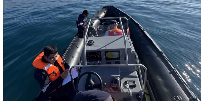 Técnicos a bordo de una lancha de apoyo de la Armada de Chile durante las pruebas de navegación