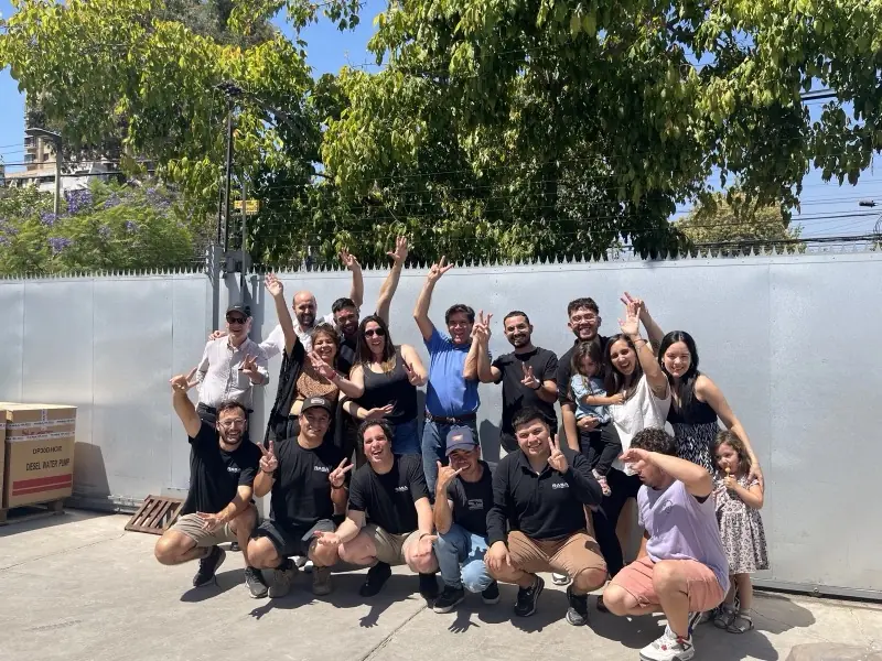 El equipo de Rasa Motores reunido al aire libre durante la jornada de bienestar con Acción CrossFit